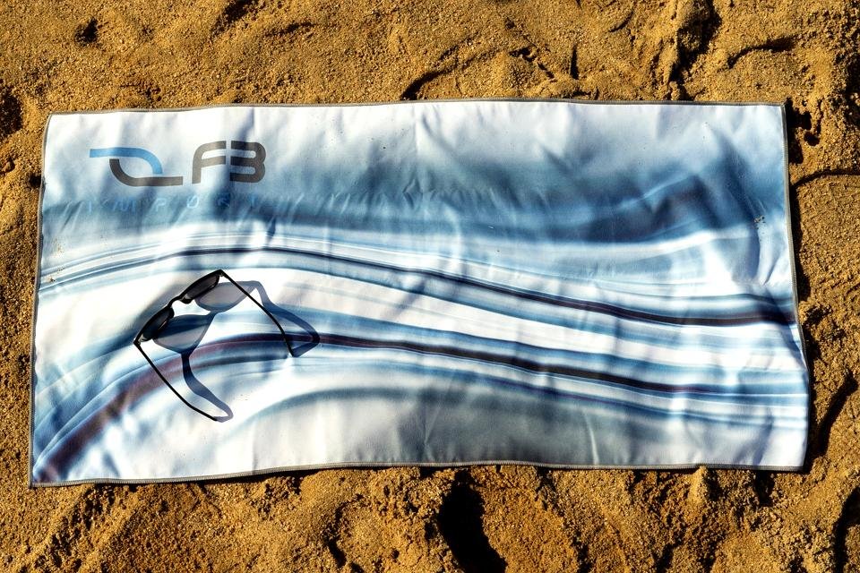 Ręcznik plażowy z logo FB Import na leżaku