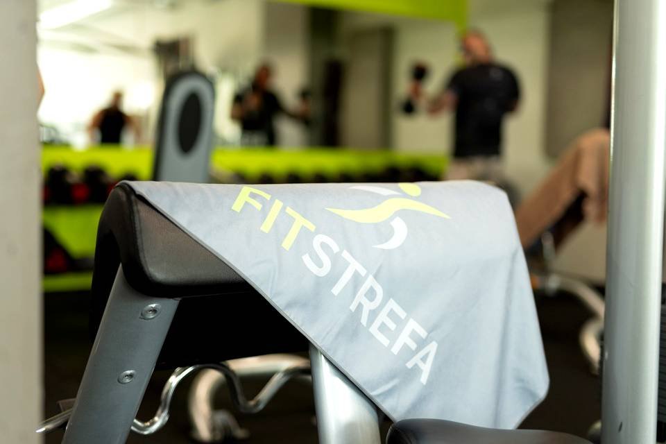 Ręcznik sportowy z logo na siłowni